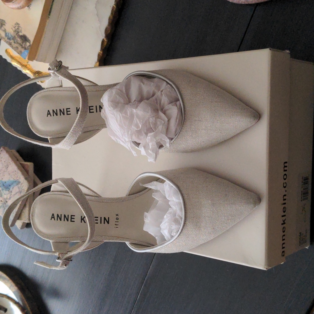 Anne Klein Rita iflex Nat/Silver slingbacks size 6.5 like new